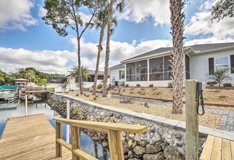 Canalside Crystal River Home W/ Dock & Kayaks
