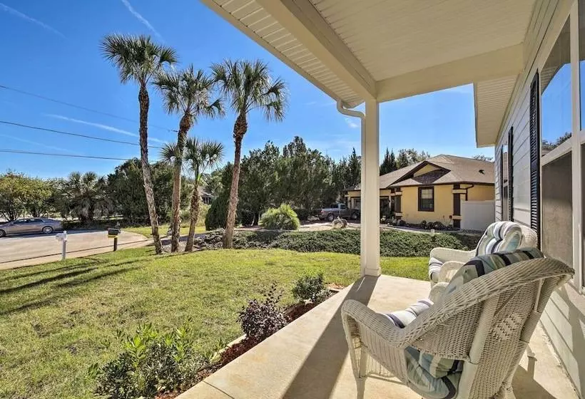 Canalside Crystal River Home W/ Dock & Kayaks