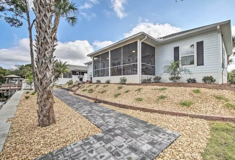 Canalside Crystal River Home W/ Dock & Kayaks