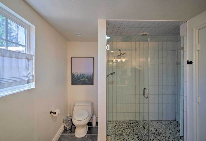 Stunning Lake Arrowhead Home: Decks & Hot Tub