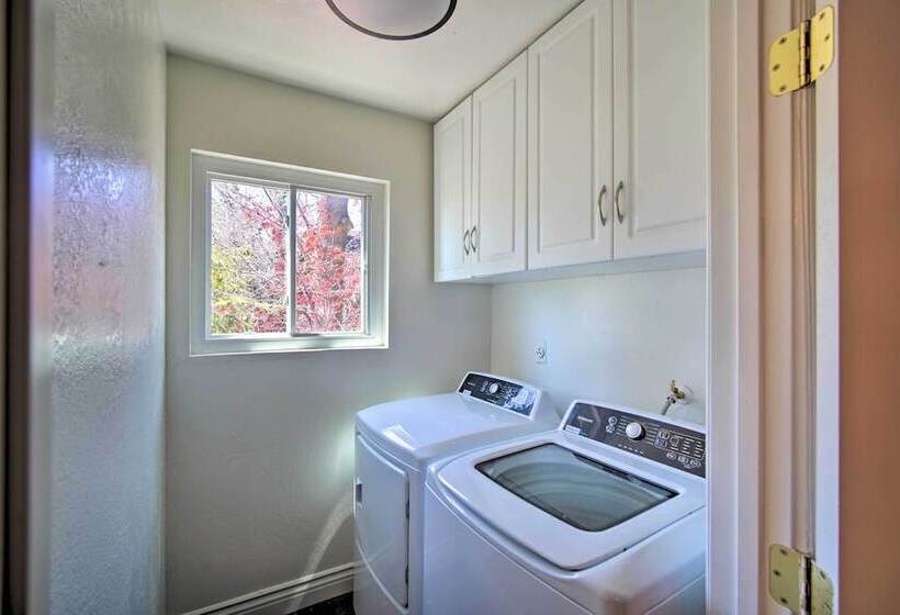 Stunning Lake Arrowhead Home: Decks & Hot Tub