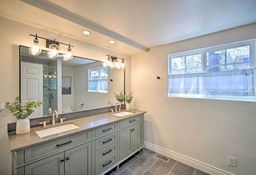 Stunning Lake Arrowhead Home: Decks & Hot Tub