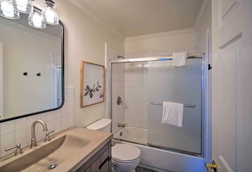 Stunning Lake Arrowhead Home: Decks & Hot Tub