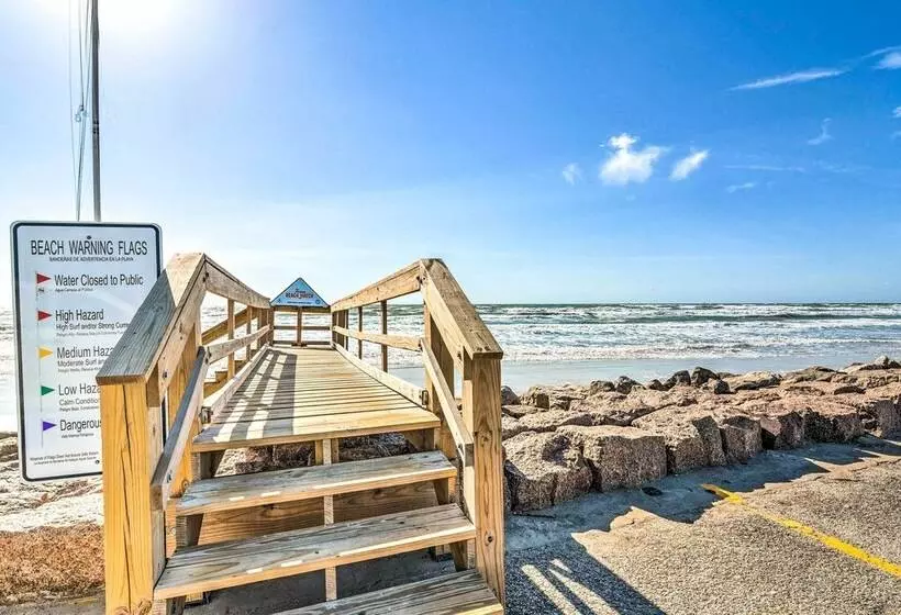 Sunny Freeport Home W/ Deck & Ocean Views!