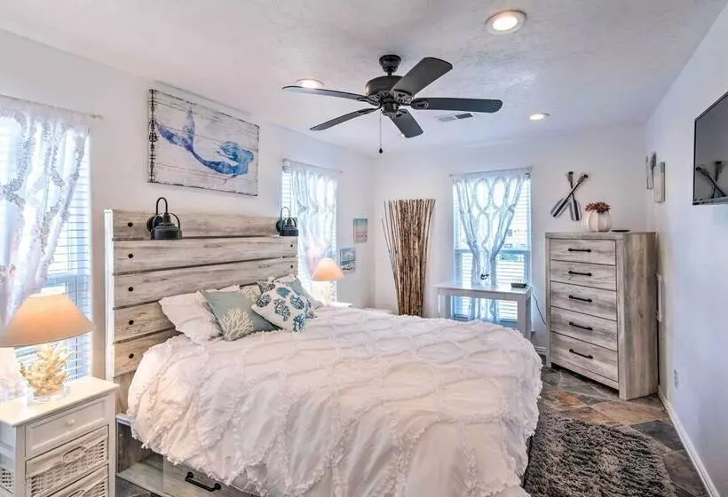 Sunny Freeport Home W/ Deck & Ocean Views!