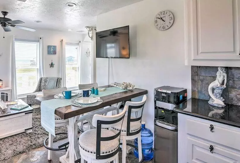 Sunny Freeport Home W/ Deck & Ocean Views!