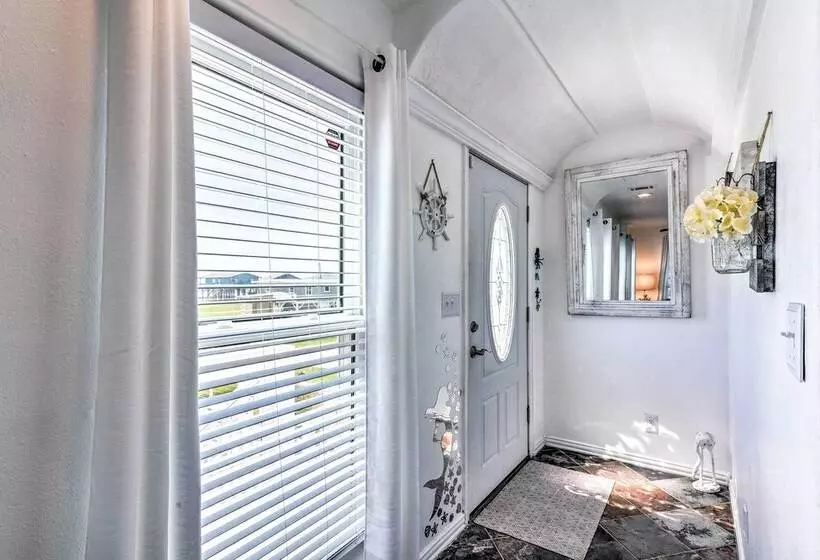 Sunny Freeport Home W/ Deck & Ocean Views!