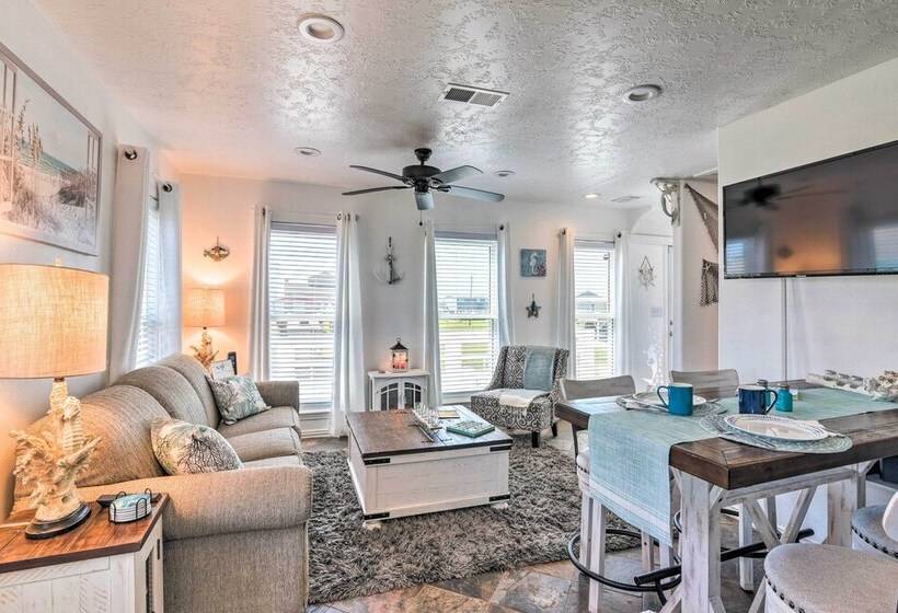 Sunny Freeport Home W/ Deck & Ocean Views!