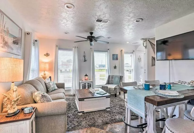 Sunny Freeport Home W/ Deck & Ocean Views!