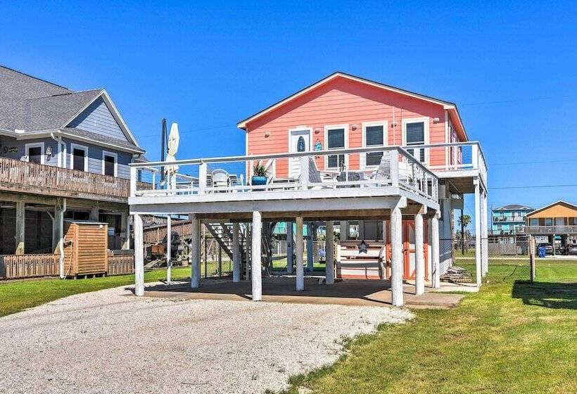Sunny Freeport Home W/ Deck & Ocean Views!