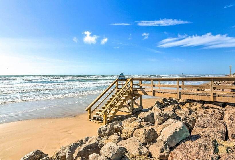 Sunny Freeport Home W/ Deck & Ocean Views!