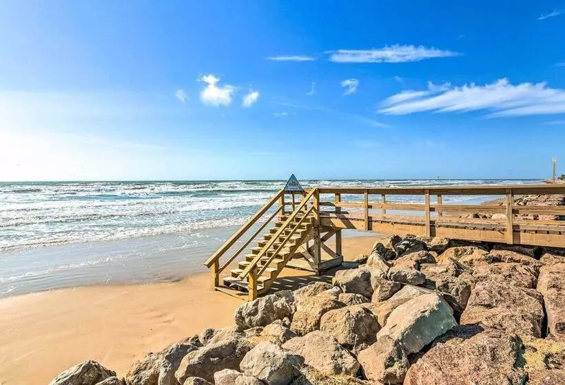 Sunny Freeport Home W/ Deck & Ocean Views!