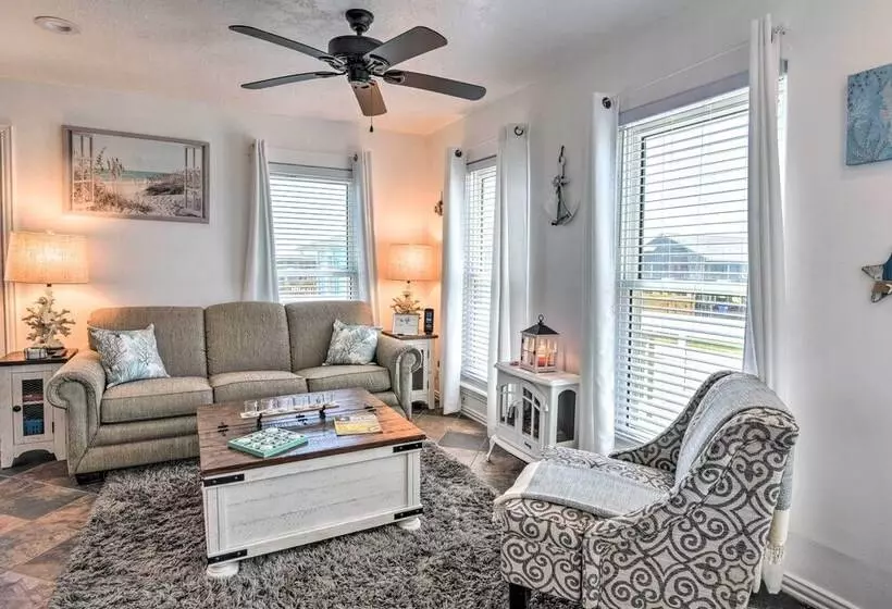 Sunny Freeport Home W/ Deck & Ocean Views!