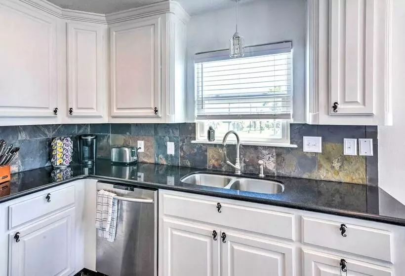 Sunny Freeport Home W/ Deck & Ocean Views!