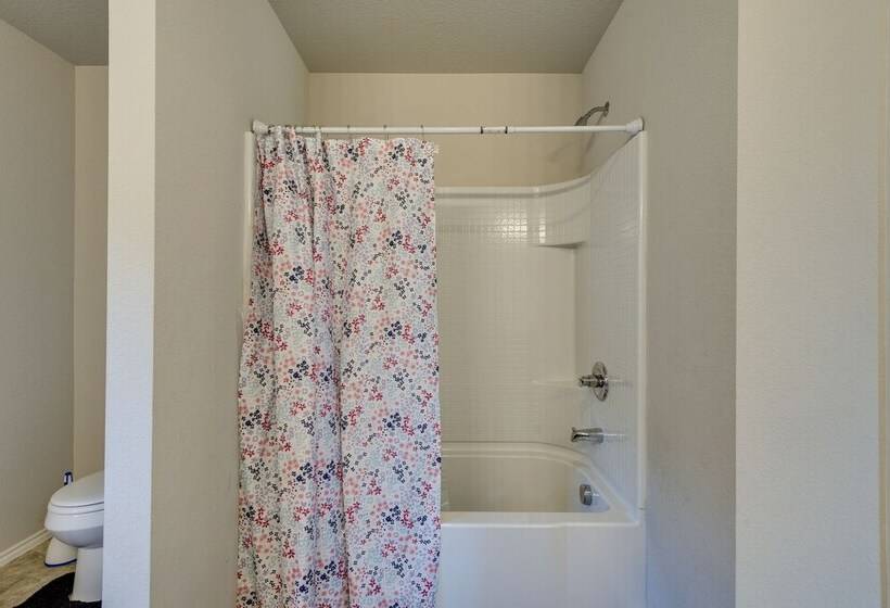 Texas Retreat W/ Patio Near Kayaking & Golfing!