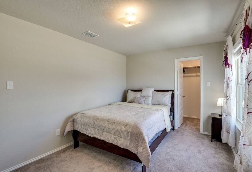 Texas Retreat W/ Patio Near Kayaking & Golfing!