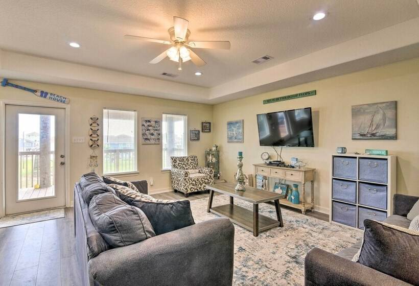 Private Beach Access: Coastal Freeport Home!