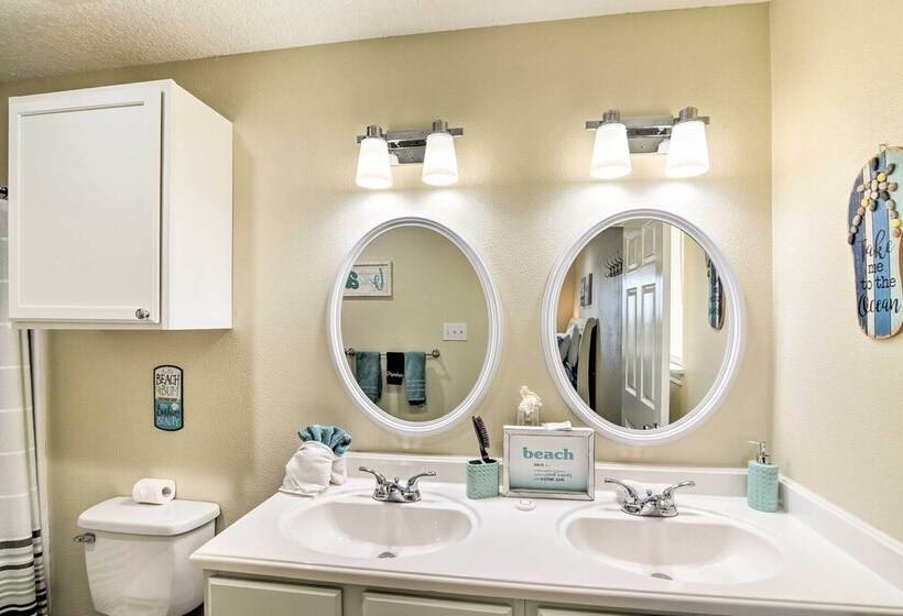 Private Beach Access: Coastal Freeport Home!