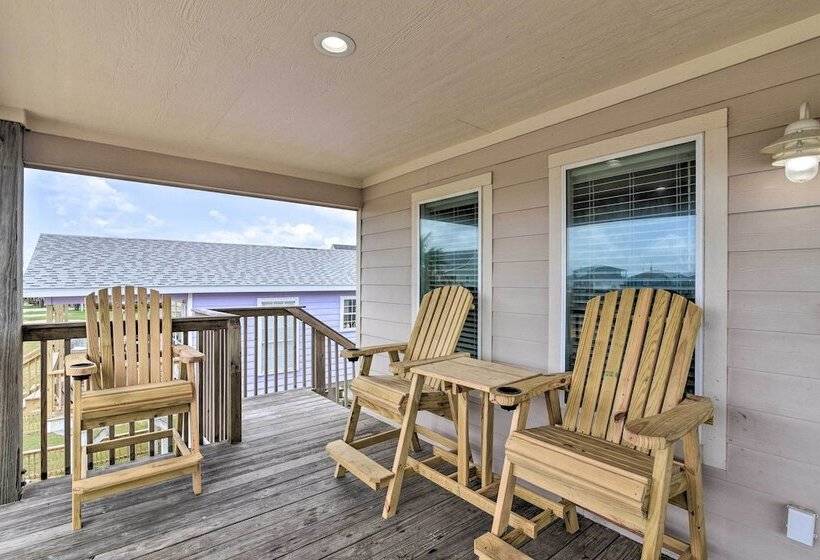 Private Beach Access: Coastal Freeport Home!