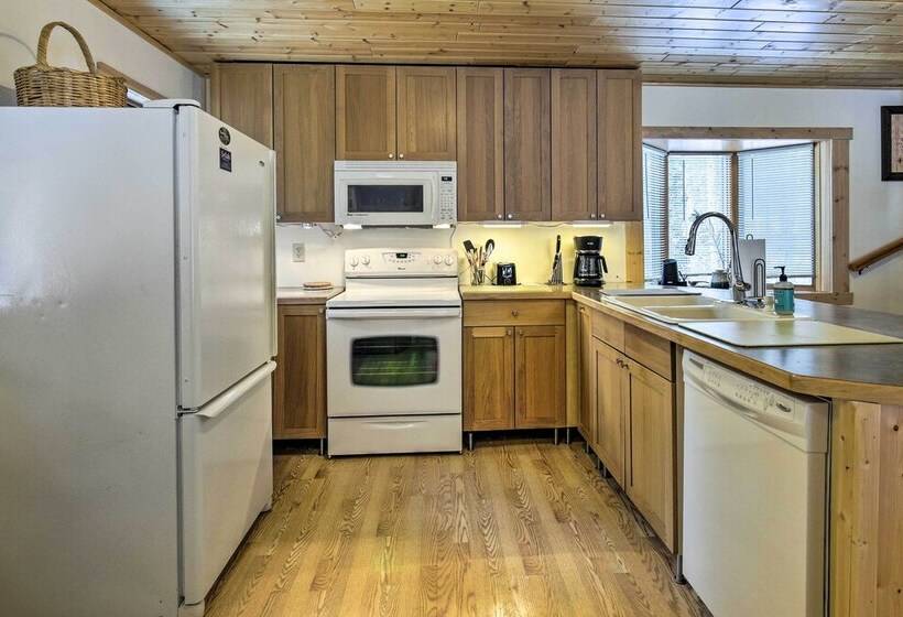 Three Lakes Home, Walk To Virgin Lake