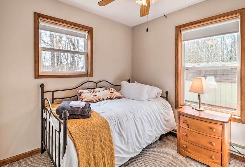 Albrightsville Cabin W/ Fire Pit: Swim, Hike & Ski