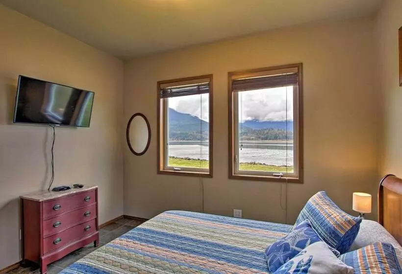 Bayside Home   6 Miles To Olympic National Forest!