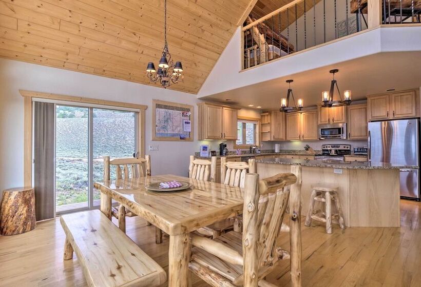 Breathtaking Lake View Retreat W/ On Site Hiking!