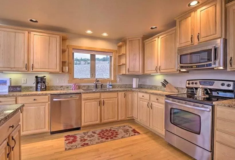 Breathtaking Lake View Retreat W/ On Site Hiking!