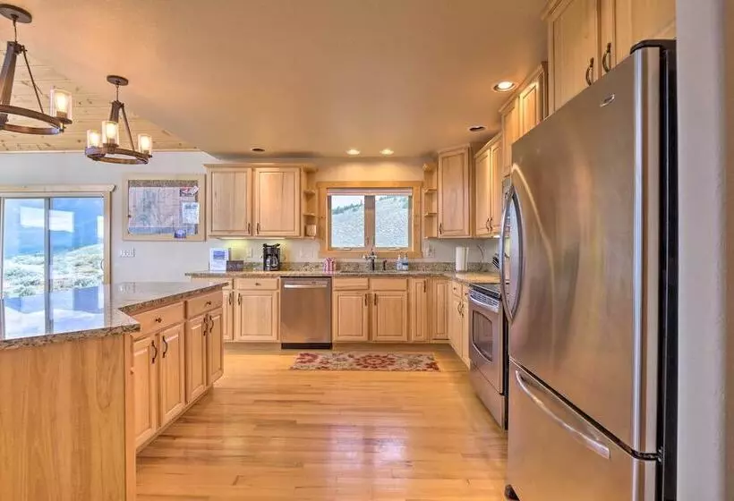 Breathtaking Lake View Retreat W/ On Site Hiking!