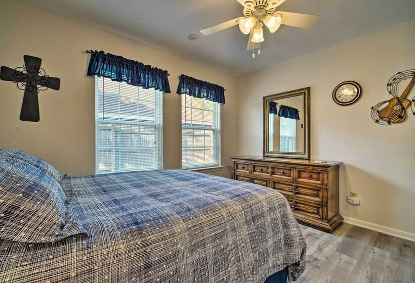 Bright College Station Abode: 3 Mi To Kyle Field