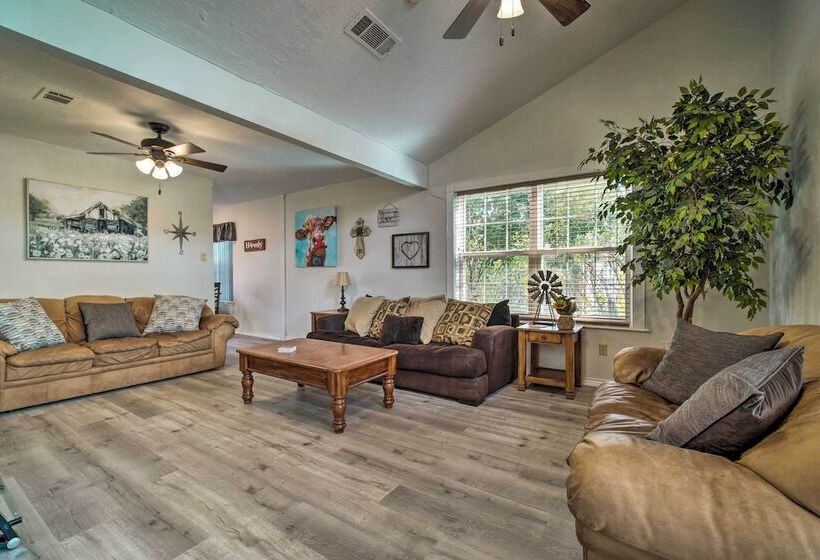 Bright College Station Abode: 3 Mi To Kyle Field