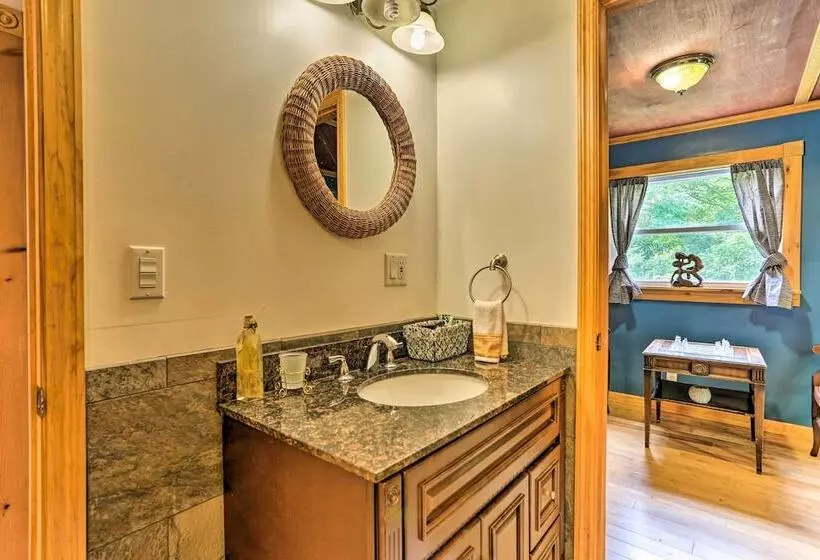 Bright Tucked Away Cabin W/ Furnished Deck + Grill