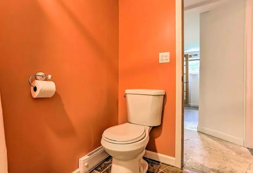 Bright Tucked Away Cabin W/ Furnished Deck + Grill