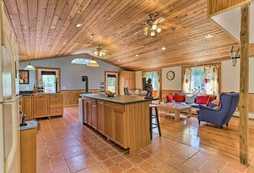 Bright Tucked Away Cabin W/ Furnished Deck + Grill