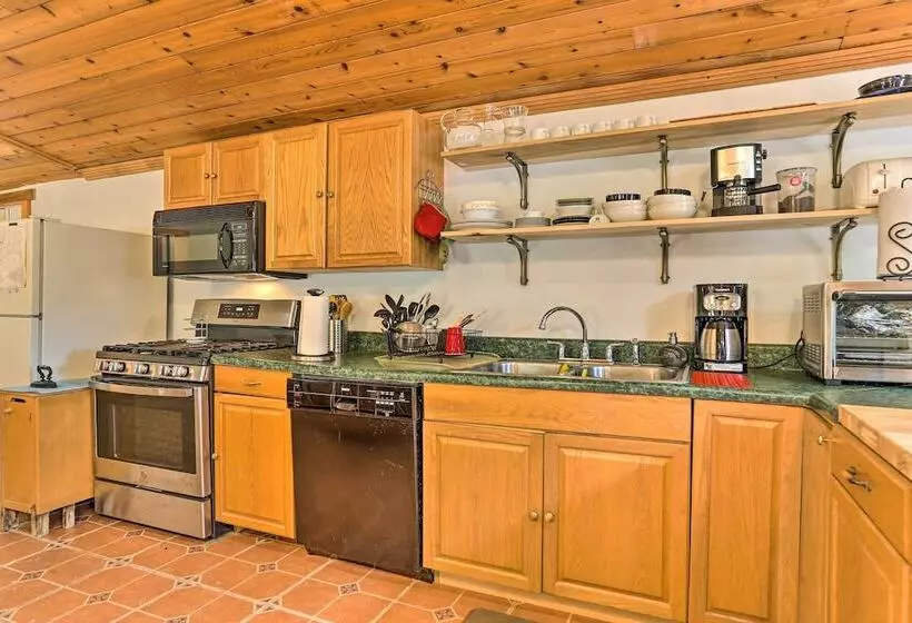 Bright Tucked Away Cabin W/ Furnished Deck + Grill