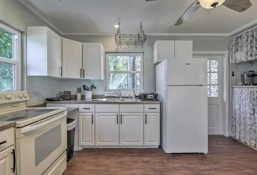 Cozy Crystal Beach Cottage: Walk To Shoreline