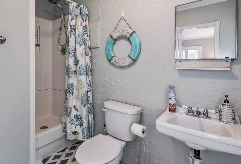 Cozy Crystal Beach Cottage: Walk To Shoreline
