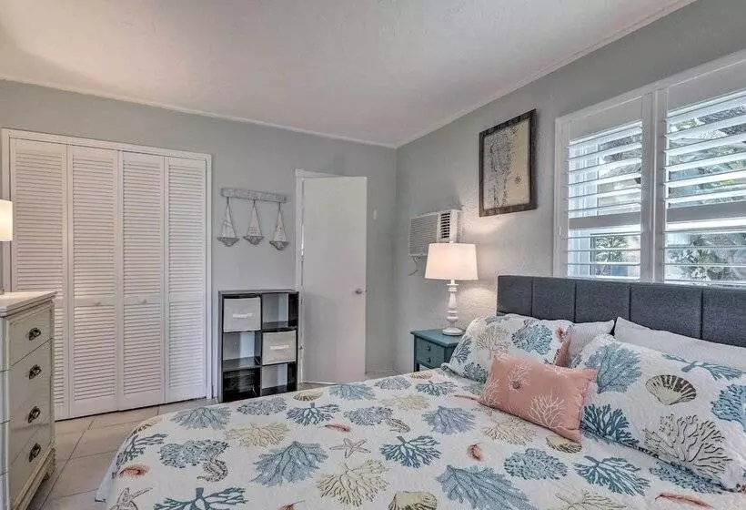 Cozy Crystal Beach Cottage: Walk To Shoreline