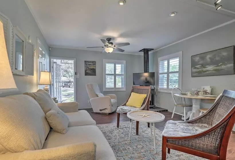 Cozy Crystal Beach Cottage: Walk To Shoreline