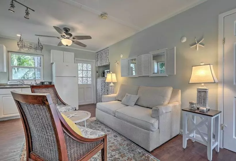 Cozy Crystal Beach Cottage: Walk To Shoreline