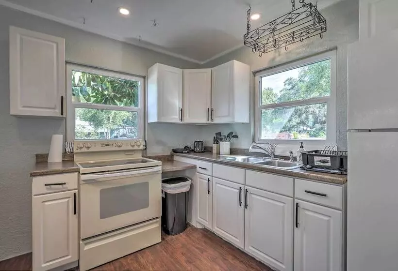 Cozy Crystal Beach Cottage: Walk To Shoreline