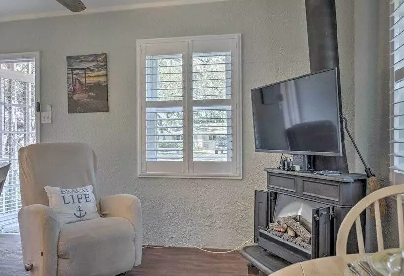 Cozy Crystal Beach Cottage: Walk To Shoreline