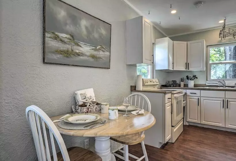 Cozy Crystal Beach Cottage: Walk To Shoreline