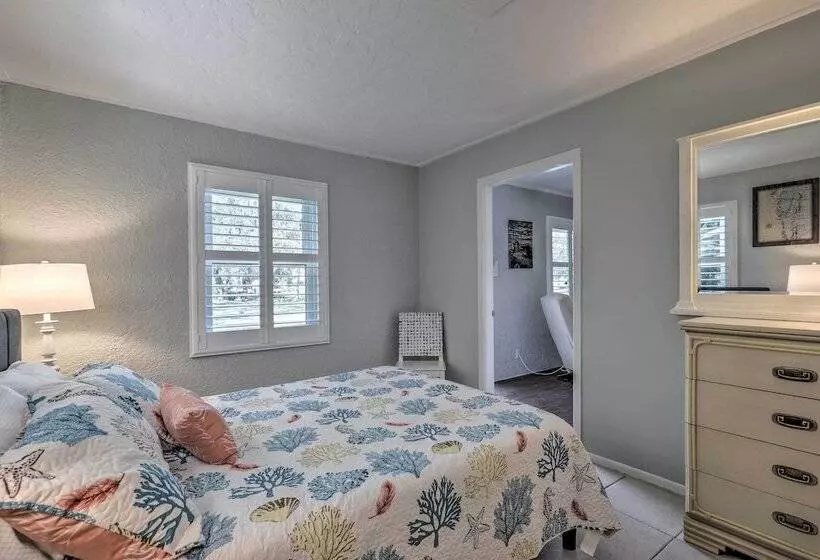 Cozy Crystal Beach Cottage: Walk To Shoreline