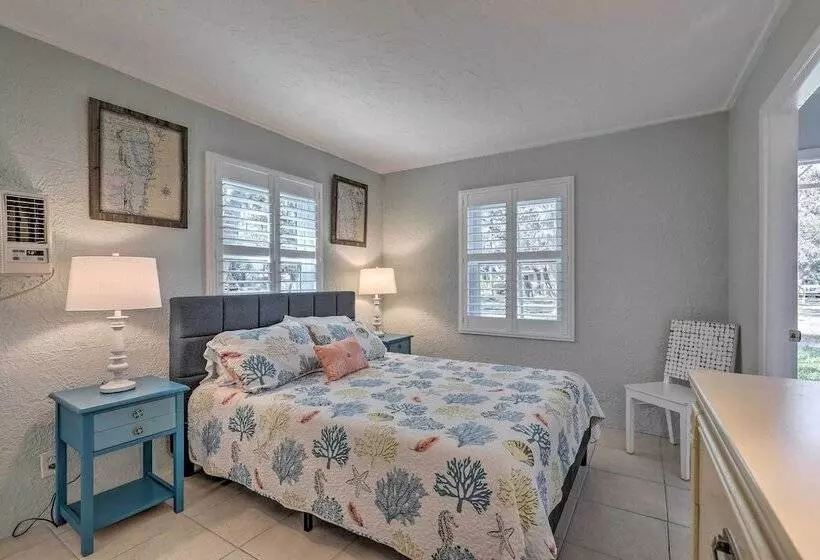 Cozy Crystal Beach Cottage: Walk To Shoreline