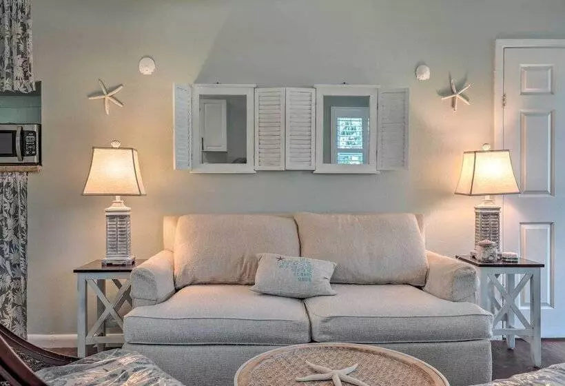 Cozy Crystal Beach Cottage: Walk To Shoreline