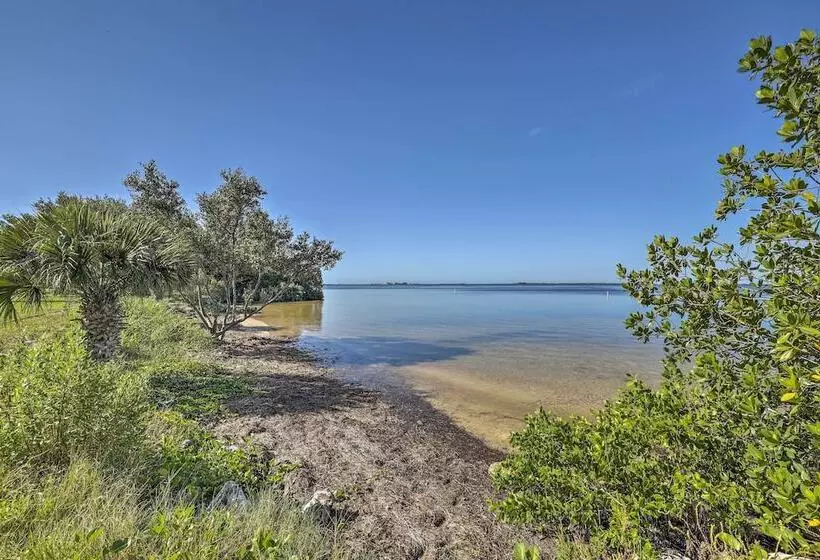 Cozy Crystal Beach Cottage: Walk To Shoreline