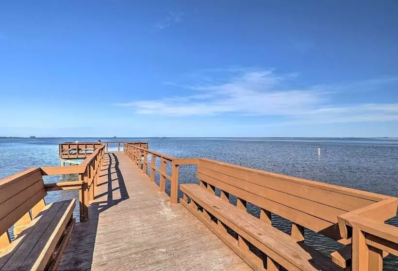 Cozy Crystal Beach Cottage: Walk To Shoreline