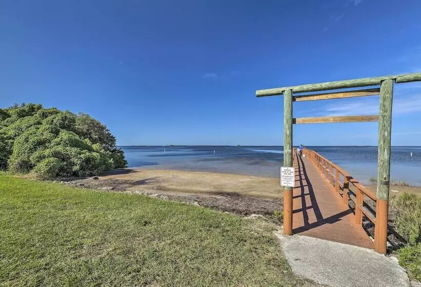 Cozy Crystal Beach Cottage: Walk To Shoreline