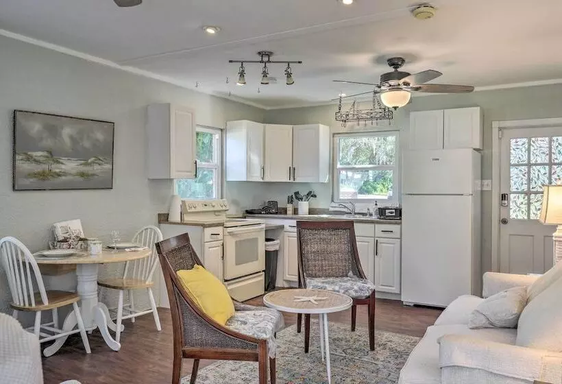 Cozy Crystal Beach Cottage: Walk To Shoreline